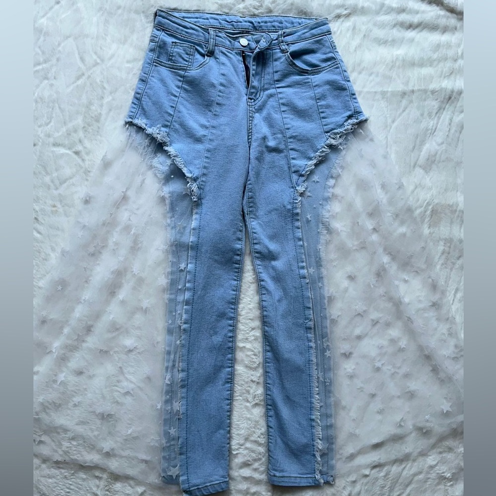 Jeans con encaje y diseño de estrellas.
